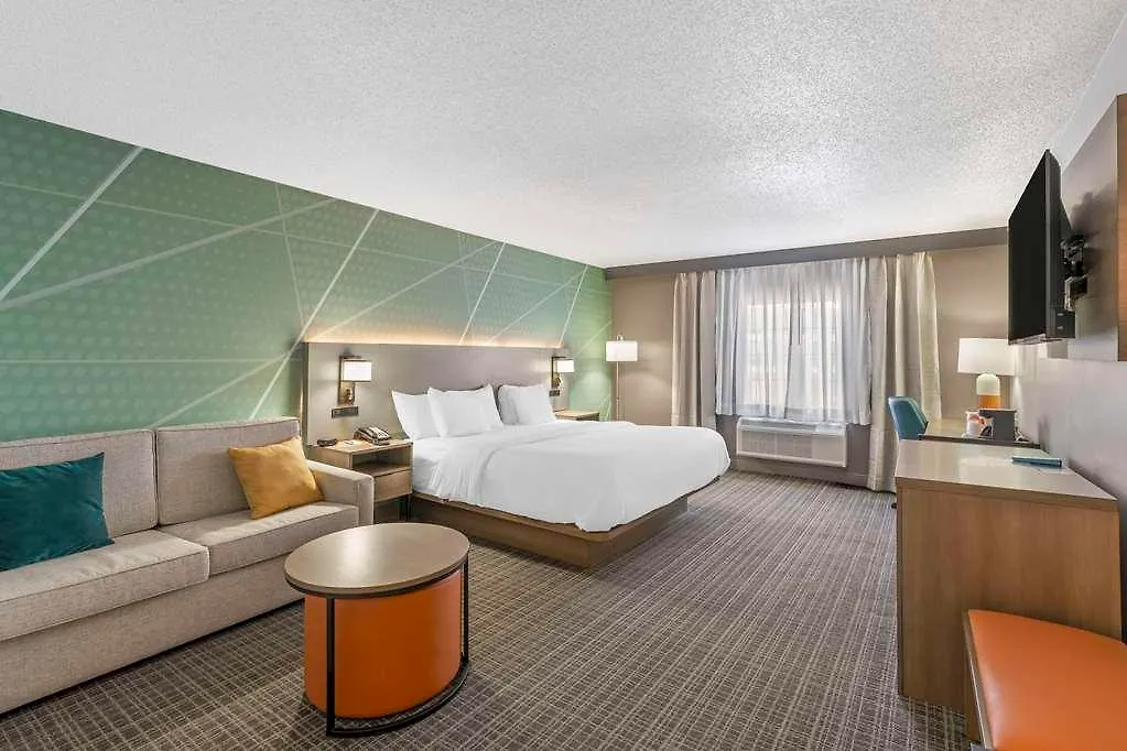 Comfort Inn & Suites Louisville Airport Fair & Expo 3*,