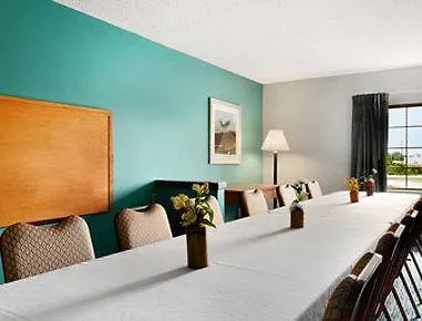Comfort Inn & Suites Louisville Airport Fair & Expo 3*,